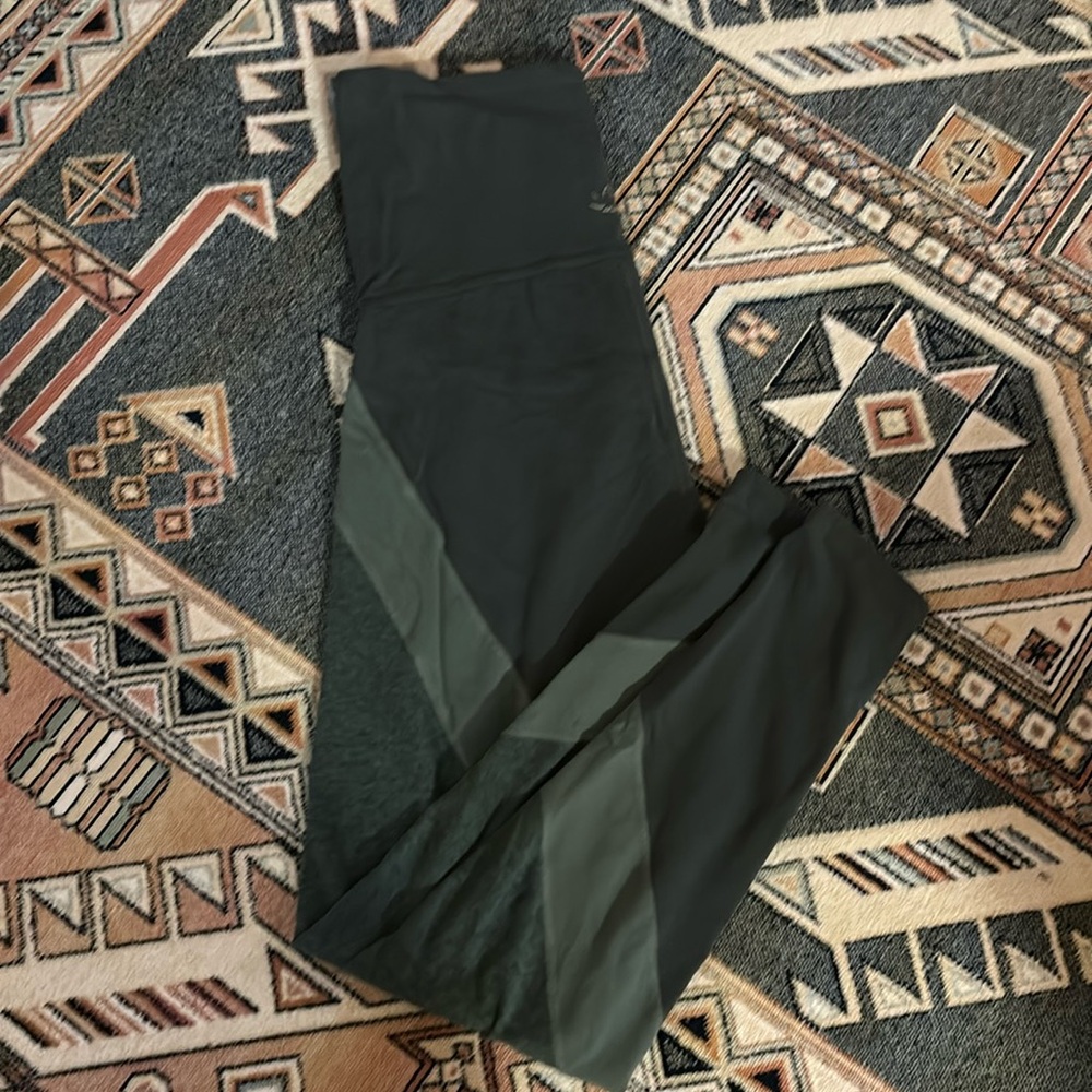 Beyond Yoga- Maternity color block leggings- Size L